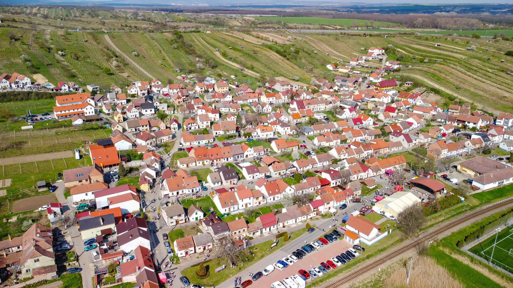 Letecký pohled na Mutěnice a okolní vinohrady